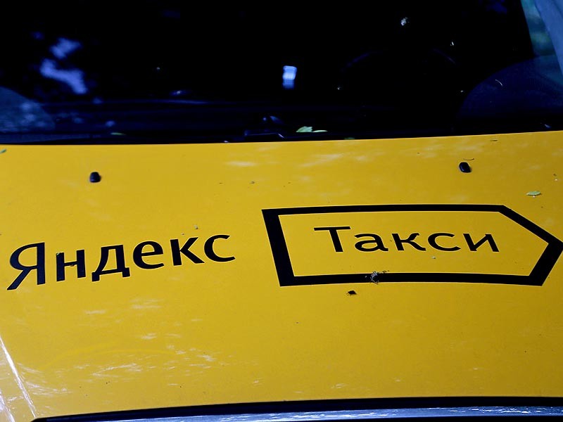 В Москве у офиса "Яндекса" сотрудники правоохранительных органов задержали шестерых водителей, участвовавших в акции протеста против двукратного снижения минимальных тарифов крупнейшего таксомоторного агрегатора "Яндекс.Такси"