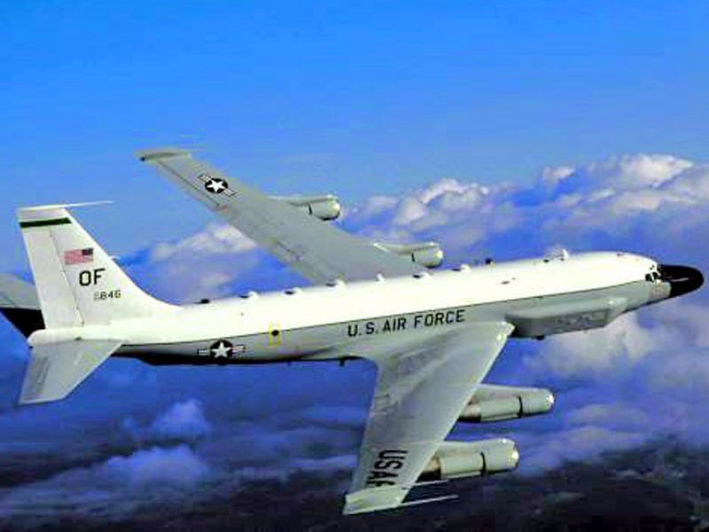 Стратегический самолет-разведчик ВВС США RC-135, вылетевший с греческой авиабазы Суда-бей, выполняет длительный полет над акваторией Черного моря к западу от Крыма