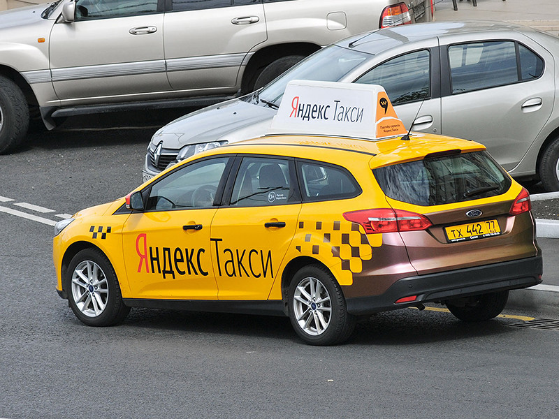 В Раменках водители стояли с включенными приложениями сервиса "Яндекс.Такси", но не принимали заказы. Из-за этого коэффициент на услуги такси в этом московском районе вырос до 2,0