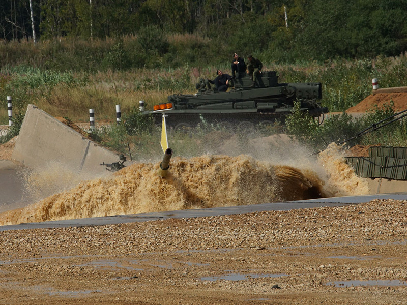 На военных учениях в Челябинской области на полигоне рядом с городом Чебаркуль во время отработки маневра "вождение танка под водой" затонул танк Т-72