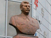 В Сургуте незаконно "украсили" новую набережную памятником Сталину