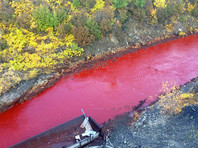 Река Далдыкан под Норильском окрасилась в красный цвет в начале сентября из-за нештатной ситуации на одной из фильтрационных дамб Надеждинского металлургического завода во время аномальных дождей