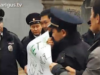 В Бурятии задержаны пикетчики, встречавшие Медведева с плакатами "Денег нет. Держимся"