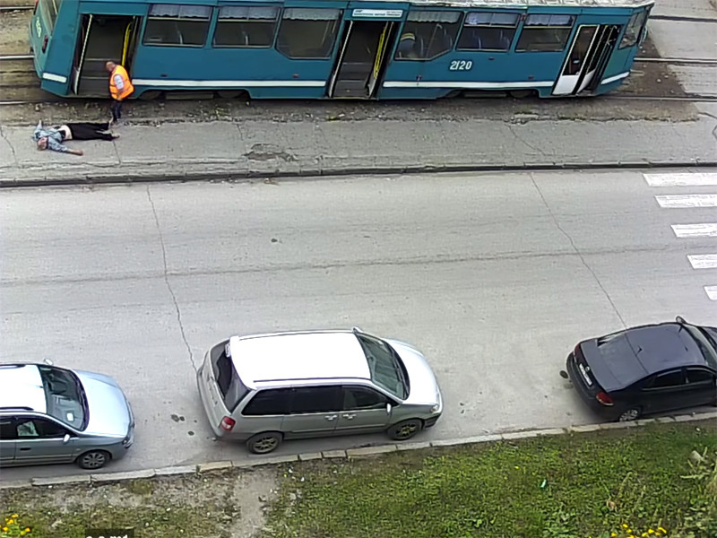 В Новосибирске вагоновожатый вытащил из трамвая пассажира без сознания, а кондуктор вымел на него мусор