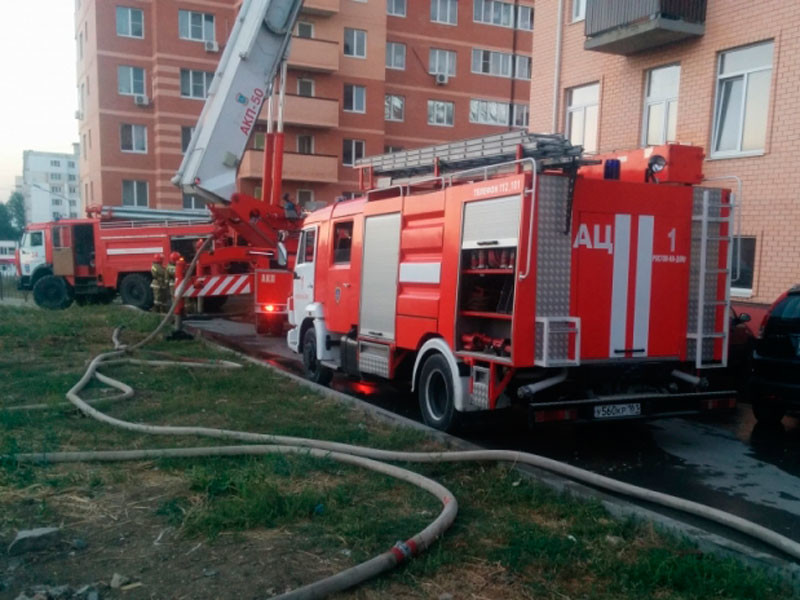 В Ростове-на-Дону произошел крупный пожар в жилом доме. Возгорание ликвидировали, пострадавших нет