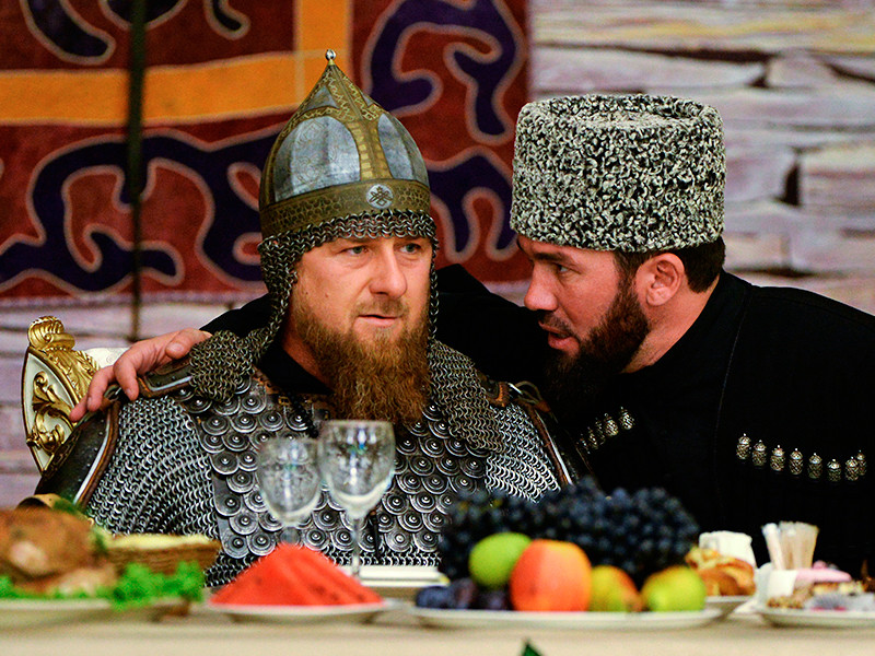 Кадыров появился перед чеченскими женщинами в боевых доспехах, с мечом и копьем