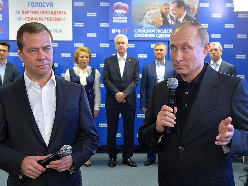 Президент России Владимир Путин и глава правительства Дмитрий Медведев оценили результаты "Единой России" на выборах в Государственную думу седьмого созыва