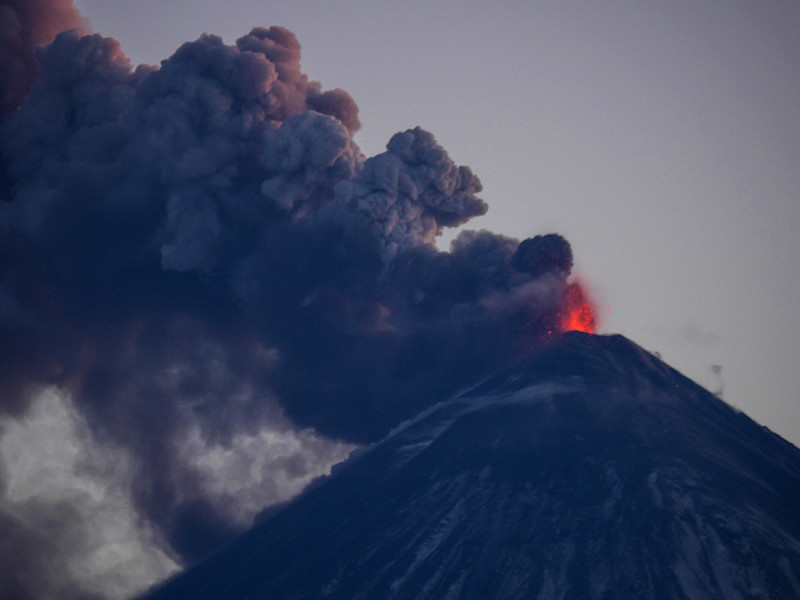 Ключевской вулкан (Ключевская сопка) - действующий стратовулкан на востоке Камчатки, является одним из самых высоких (4850 метров) активных вулканов в Евразии