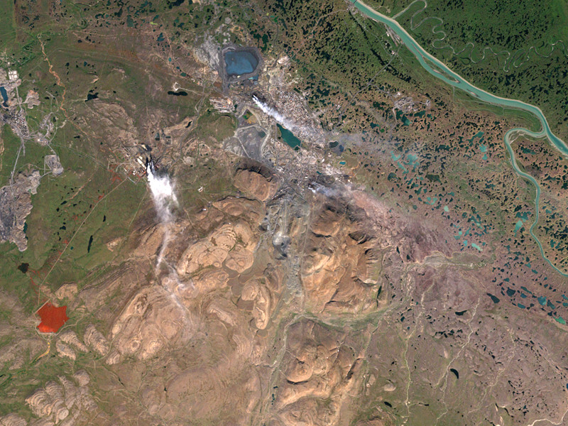 К расследованию феномена реки Далдыкан под Норильском, которая окрасилась в красный цвет в начале сентября, предположительно, из-за нештатной ситуации на одной из фильтрационных дамб Надеждинского металлургического завода, входящего в состав "Норильского никеля", подключились специалисты из NASA