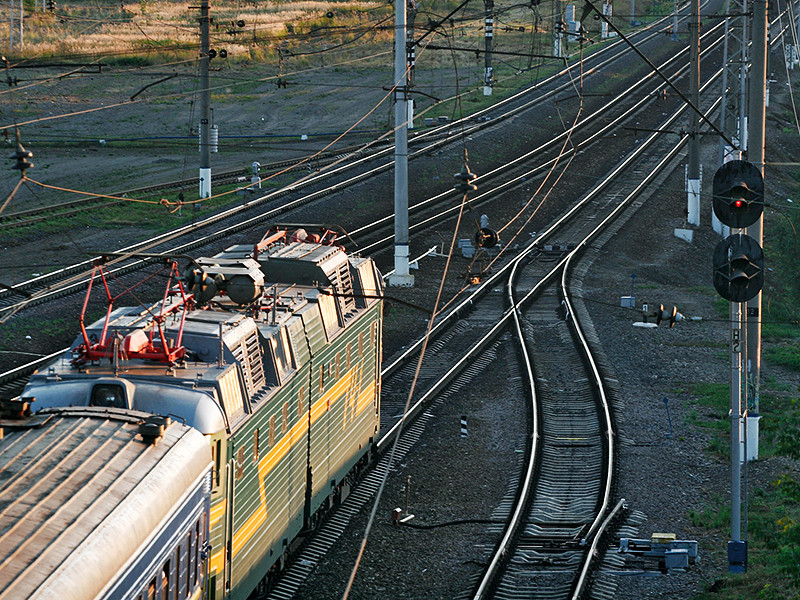 Движение пригородных поездов и поездов дальнего следования возобновилось на Сахалине утром в пятницу, 9 сентября, после четырех суток простоя из-за ливней и опасности схода селей и оползней