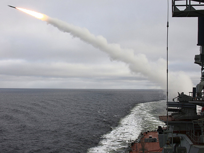 Крейсеры Северного флота нанесли ракетный удар по кораблям условного противника в рамках учений в Баренцевом море. При этом атомная подлодка "Антей" запустила ракету "Гранит" из-под воды