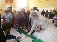 Избирательная комиссия Чечни со своей стороны провела масштабную акцию "Цветы невестам!", в ходе которой всем невестам, пришедшим проголосовать на избирательные участки республики 18 сентября, вручали огромные букеты цветов