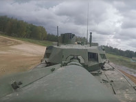 Главной особенностью танка на базе платформы "Армата" являются необитаемая башня с пушкой, способной стрелять управляемыми ракетами