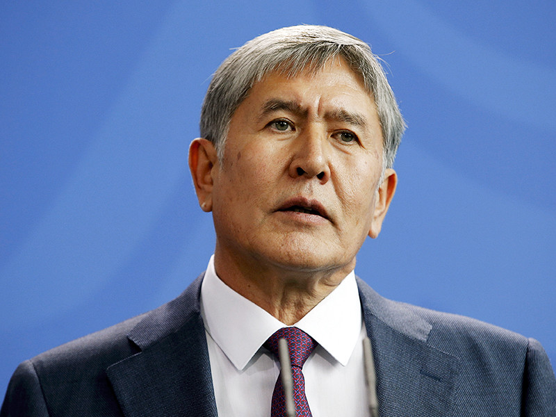 Президент Киргизии Алмазбек Атамбаев, который отменил поездку в Нью-Йорк для участия в Генассамблее ООН, прибыл в Москву для прохождения лечения