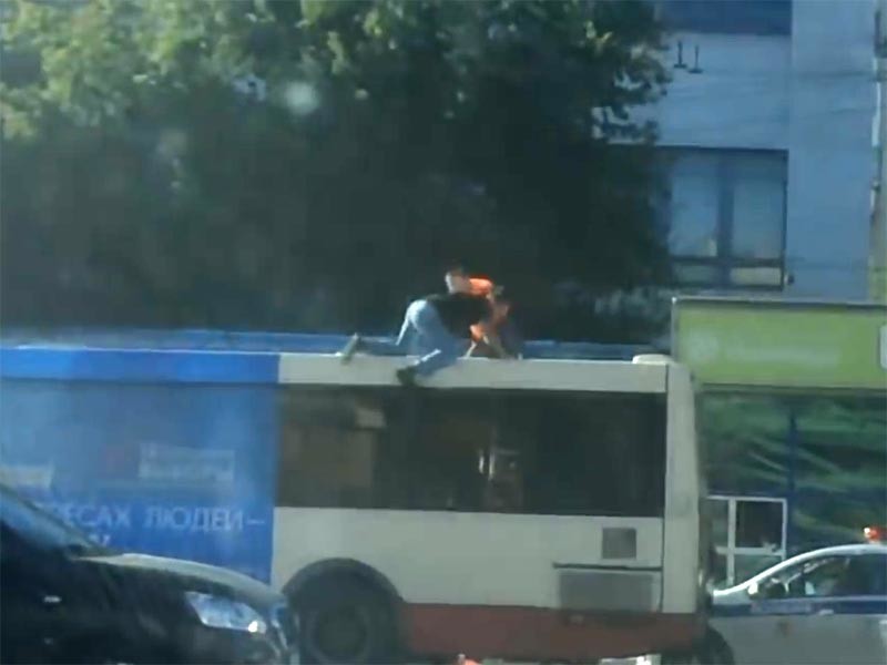 В Челябинске двое мужчин подрались на крыше автобуса