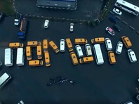 В Старом Осколе оставшиеся без работы водители выстроили автобусы в надпись "Путин, помоги"