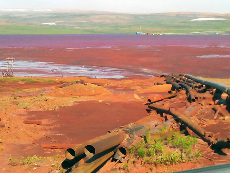 Река в районе Норильска окрасилась в красный цвет: подозревают слив нечистот с завода