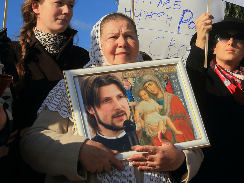 Мать священника Грозовского, обвиняемого в педофилии, скончалась в Петербурге, не повидавшись с сыном