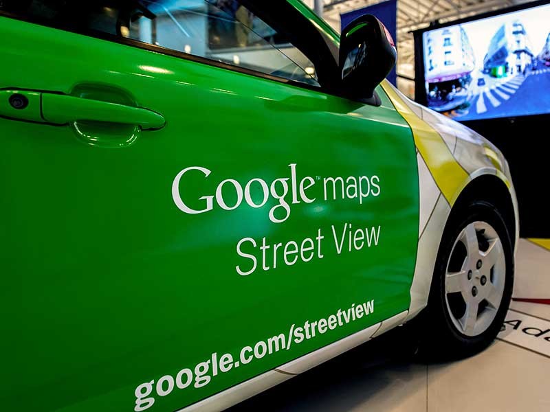 Google Street View "замазал" снимок со спящими у забора жителями Новоалтайска