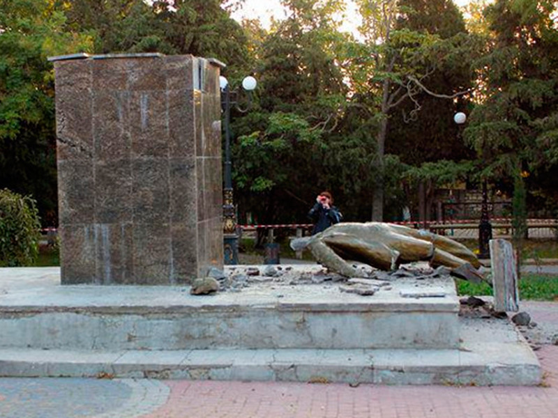 В Крыму разрушили памятник Ленину
