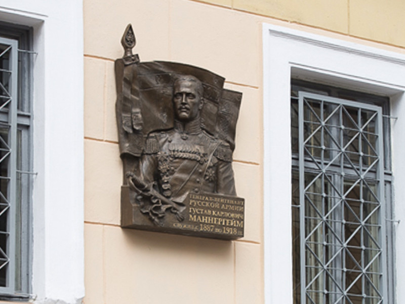 В Санкт-Петербурге на мемориальной доске финскому маршалу Карлу Густаву Маннергейму обнаружены новые повреждения