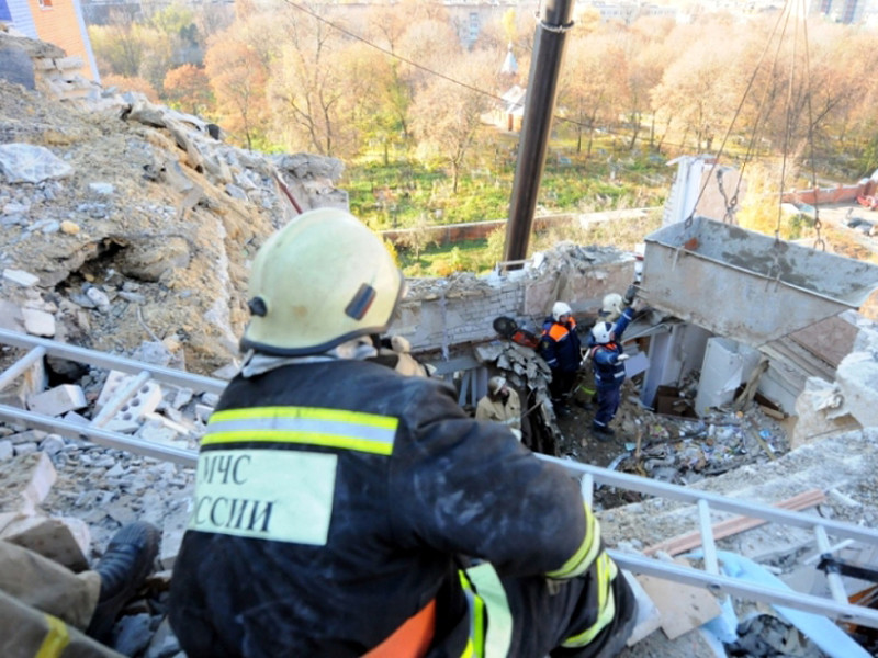 Тела еще четырех погибших были обнаружены в понедельник, 24 октября, в ходе разбора завалов частично обрушенного 10-этажного дома в Рязани