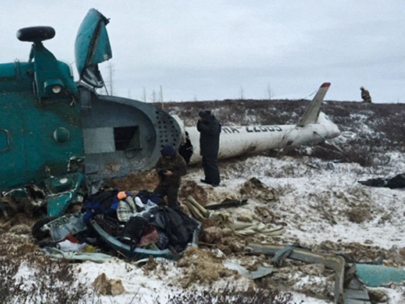 Командир разбившегося Ми-8 принял решение лететь в сложных метеоусловиях, сообщил "Интерфаксу" источник, знакомый с ходом начавшегося расследования катастрофы, в которой погибли 19 человек