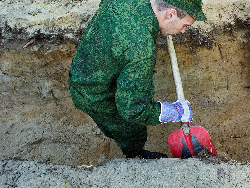На Урале должников по алиментам отправили копать могилы