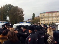 Поначалу сотрудники полиции согнали участников акции протеста к памятнику Ленину, находящемуся у входа в здание мэрии, а затем разогнали большую их часть