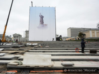 Короб, возведенный вокруг памятника, демонтируют за несколько часов до торжественного открытия монумента в День народного единства - 4 ноября