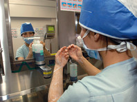 По данным Nikkei, Япония попросит российскую сторону, чтобы японские врачи могли заниматься лечебной практикой в больницах (в России). В случае одобрения Япония также попросит разрешения для врачей "включать в больничный рацион японскую еду"