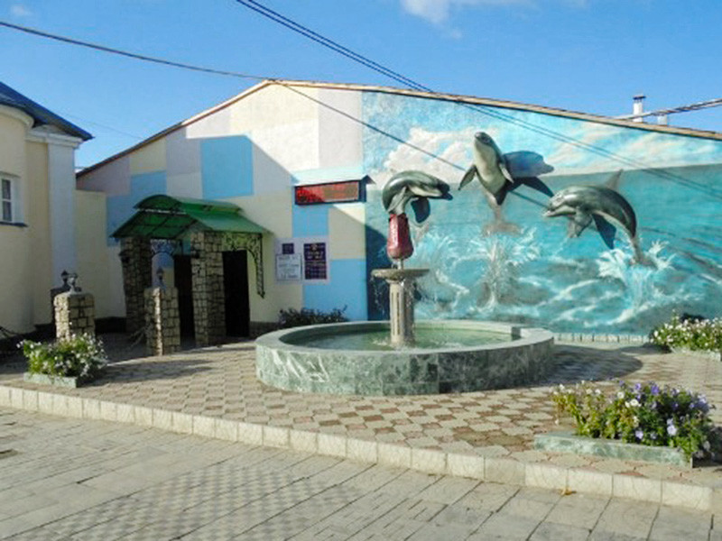 В колонии N46 города Невьянска Свердловской области появились дельфины. Композицию с тремя млекопитающими, выпрыгивающими из воды, создала группа художников из числа заключенных