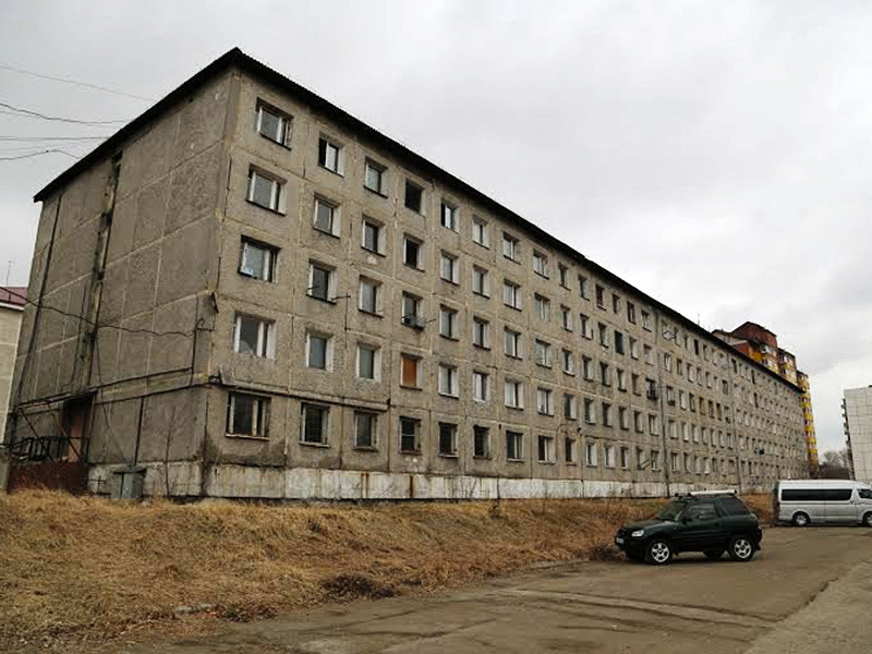 В Иркутске жильцы общежития, которое отключили от электричества, обратились с призывом о помощи к президенту Владимиру Путину, написав на крыше здания фразу "SOS Путин, помоги"