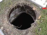 В Крыму первоклассник упал в люк бомбоубежища, с которого украли крышку (ВИДЕО)