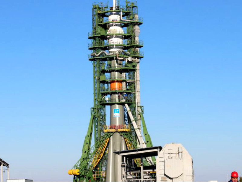 Ракету "Союз-ФГ", которая доставит космонавтов на МКС, установили на стартовой площадке
