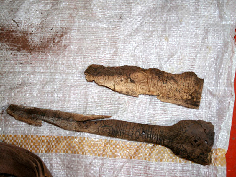 Жители Алтая обнаружили средневековый деревянный саркофаг с древней утварью и берестой