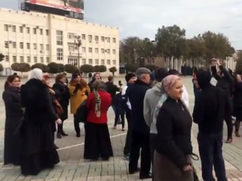 В столице Дагестана Махачкале полиция разогнала с площади имени Ленина митинг жителей города, требовавших после массовых отравлений питьевой водой заняться санитарной ситуацией и решить ряд других социальных проблем