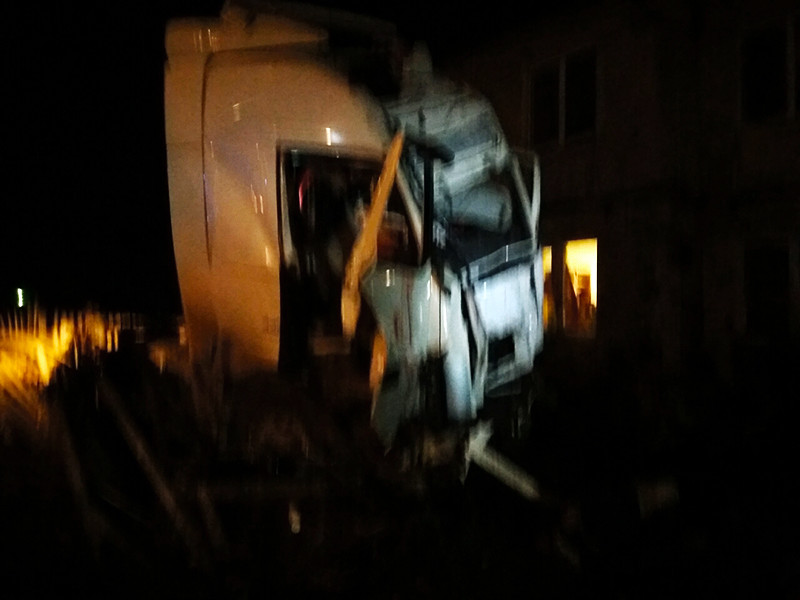 В Свердловской области грузовик врезался в жилой дом, пять человек погибли. Причина ЧП уточняется
