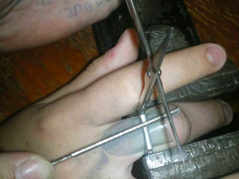 В Новосибирске сотрудникам муниципальной аварийно-спасательной службы (МАСС) глубокой ночью пришлось прибыть на помощь 13-летнему подростку, который подстригал себе ногти и просунул палец в кольцо от маникюрных ножниц, а затем не смог освободиться
