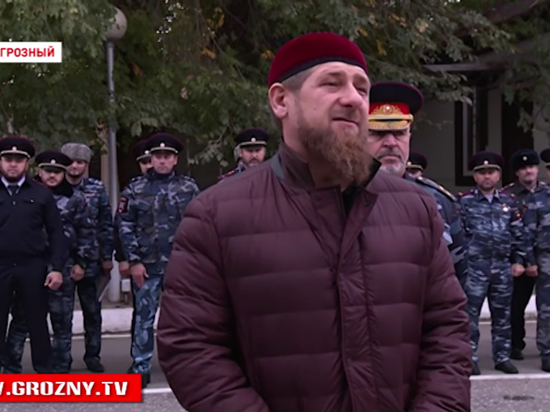 Чеченская телекомпания "Грозный ТВ" показала, как глава республики Рамзан Кадыров распекает группу водителей, задержанных за управление автомобилей в пьяном виде