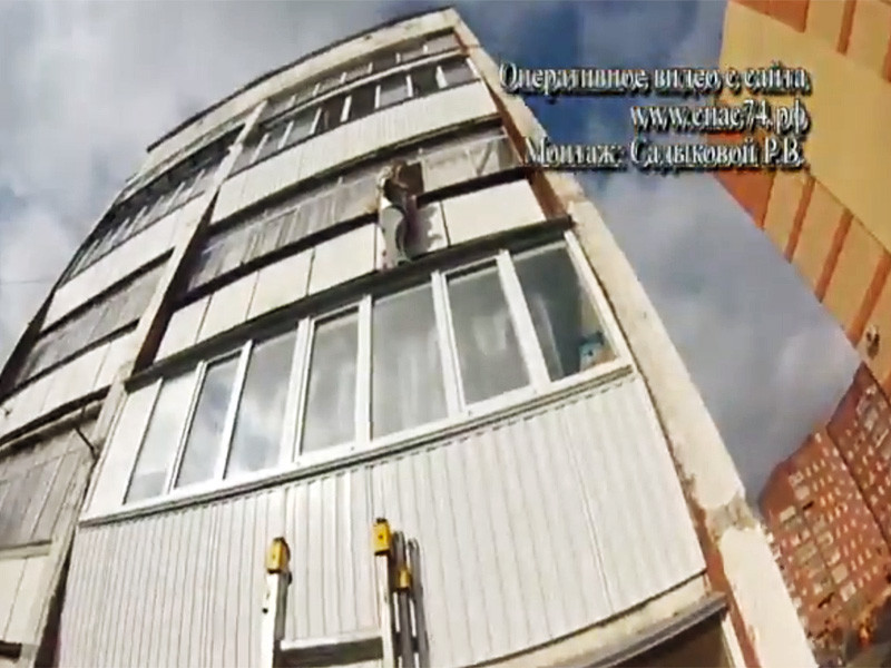 70-летняя жительница Челябинска пыталась спуститься с третьего этажа по связанным простыням