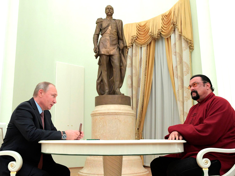 Путин в Кремле выдал Сигалу российский паспорт