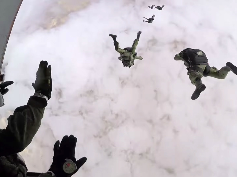 Три десантника пропали после прыжков с парашютом на Кубани