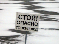 Под Хабаровском машина с рыбаками ушла под лед, два человека погибли