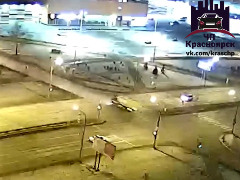 В Красноярске мусоровоз раздавил залетевшую под него "девятку": трое погибших