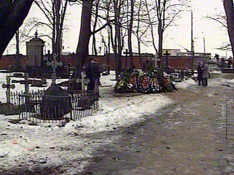 В Петербурге прошла депрессивная демонстрация на кладбище