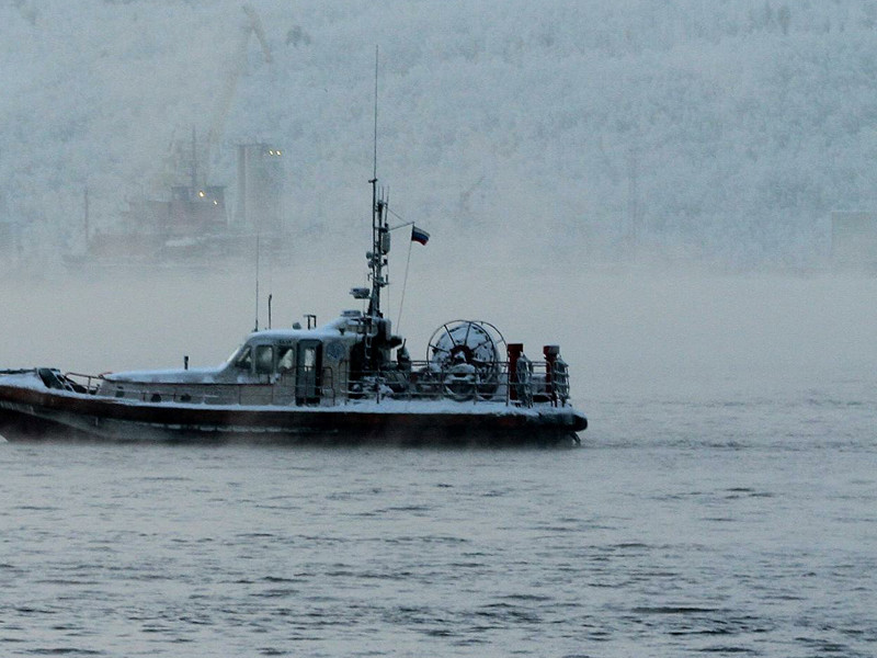Двоих пострадавших сняли с траулера "Новоульяновск", который после взрыва двигателя и пожара дрейфовал в Охотском море