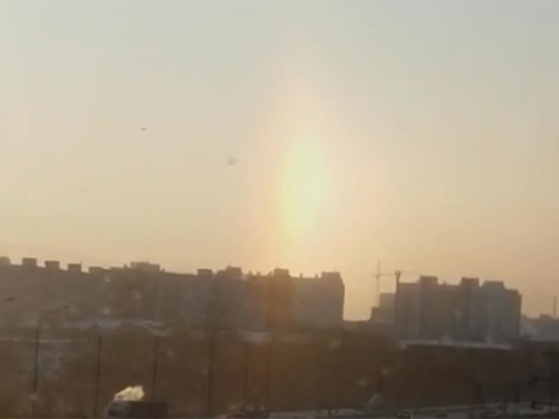 Необычное явление в небе над Омском утром 14 ноября запечатлел один из местных жителей, увидев в этом божественное чудо. Снятое им видео появилось на YouTube