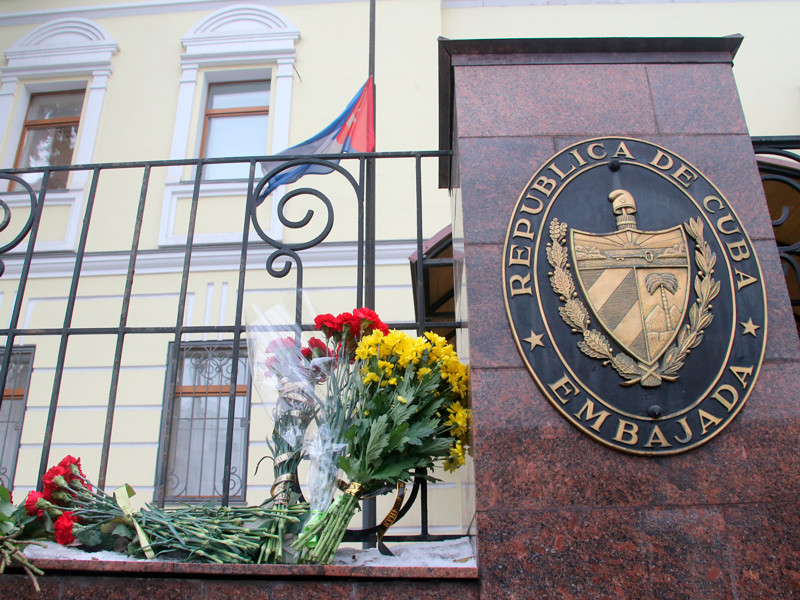 Москвичи несут к посольству Кубы цветы, сигареты, ром