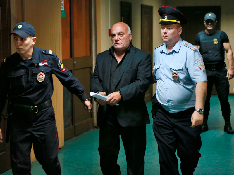 Бизнесмен Арам Петросян (в центре), обвиняемый в захвате заложников, в Пресненском суде Москвы, 26 августа 2016 года
